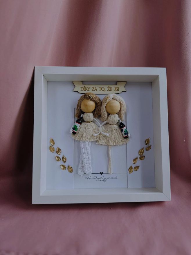 Obraz s příběhem dvou kamarádek Personalizace dvou kamarádek podle jejich podoby - v rukou lahve vína a skleničky 🎁 Na...